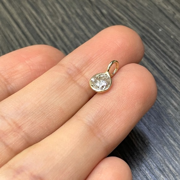 1CT Brilliant Cut Diamond Pendant in solid 14k Yellow Gold - Picture 4 of 4